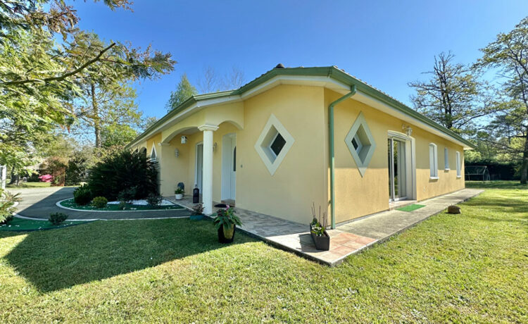 VILLA DE PLAIN-PIED AVEC PISCINE