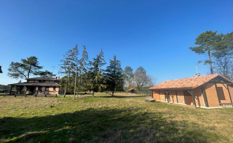 PROPRIETE AVEC PISCINE SUR LA COMMUNE D'ESCOURCE 2