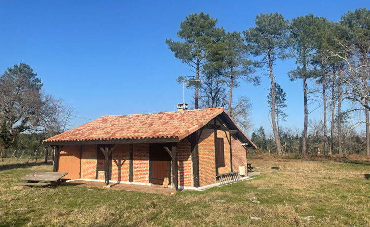 PROPRIETE AVEC PISCINE SUR LA COMMUNE D'ESCOURCE