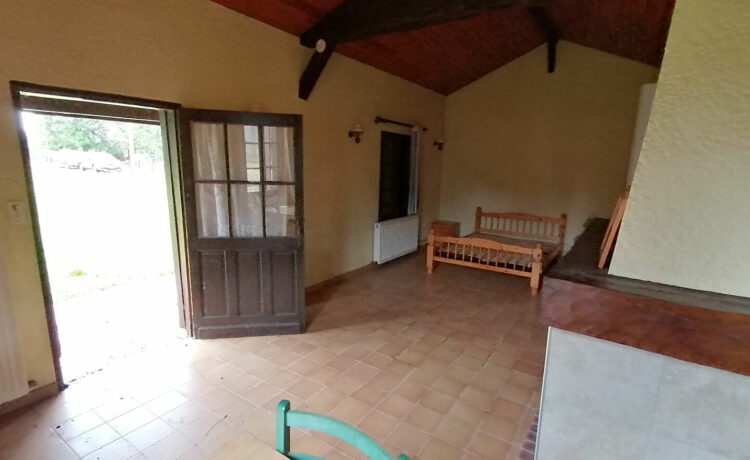 PROPRIETE AVEC PISCINE SUR LA COMMUNE D'ESCOURCE