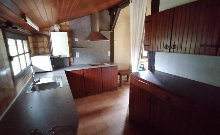PROPRIETE AVEC PISCINE SUR LA COMMUNE D'ESCOURCE