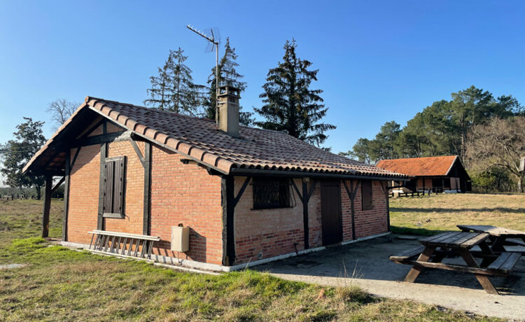 PROPRIETE AVEC PISCINE SUR LA COMMUNE D'ESCOURCE